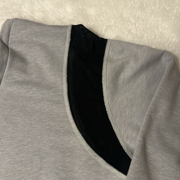North Face cross cross v-neck back! - Picture 5 of 6